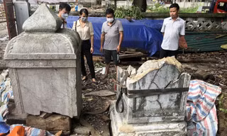 Bia đá bị vỡ khi di chuyển. Ảnh: Sở VHTT&DL Bắc Giang 