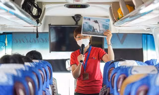 Hướng dẫn viên du lịch đang thuyết trình trong tua 