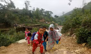 Học sinh ở núi Ke đến lớp phải đi bộ nhiều giờ, băng qua đồi núi dốc đá lởm chởm. Ảnh: Thanh Thủy 