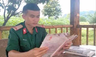 Binh nhất Nguyễn Ngô Hoàn miệt mài ôn tập kiến thức sau khi xong nhiệm vụ 