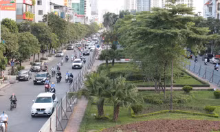 Dải phân cách phố Liễu Giai dựng rào, chuẩn bị xén 1 phần để mở rộng đường. Ảnh: T.Đảng 