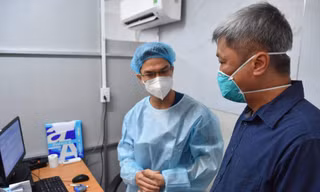 Thứ trưởng Bộ Y tế Nguyễn Trường Sơn kiểm tra phòng dịch tại Đồng Nai. Ảnh: Khôi Nguyễn 