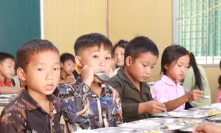 Chậm nguồn gạo hỗ trợ: Trường học phải mua nợ giá cao, vay ăn từng ngày
