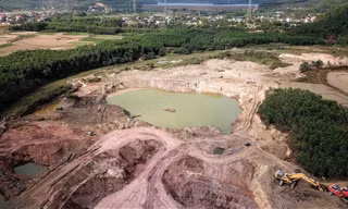 Hàng trăm nghìn tấn đất sét đã bị khai thác trái phép tại thôn Quán Vuông, xã Bình Khê, thị xã Đông Triều