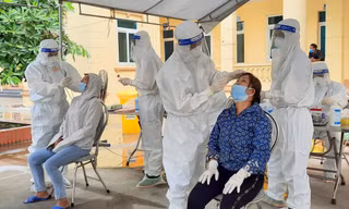 Học viên Học viện Quân y lấy mẫu xét nghiệm COVID-19 cho người dân Bắc Giang 