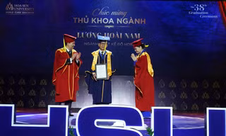 Ông Lương Vi Tửu (bố nam sinh Lương Hoài Nam) nhận bằng tốt nghiệp thay con 