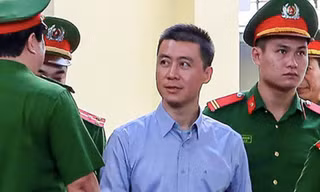 Phan Sào Nam tại tòa 