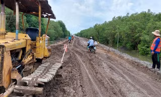 Mặt đường lầy lội không đảm bảo an toàn giao thông 