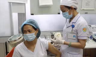 Sau tiêm vắc-xin cần lưu ý các biểu hiện sức khỏe. Ảnh: Long Phạm 