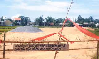 Dân ngăn thi công cầu vì chưa xong đền bù