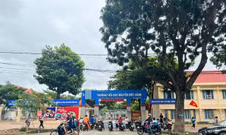 Đắk Lắk: Trường học xuất hiện mùi lạ khiến 2 nhân viên ngất xỉu phải nhập viện
