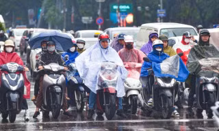 Miền Bắc bước vào những ngày nồm ẩm kèm mưa nhỏ, khi nào trời lạnh trở lại?