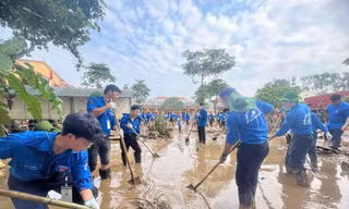 Thanh niên Thủ đô cùng các lực lượng làm sạch đẹp cảnh quan, môi trường sau bão