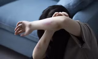 Bé gái 7 tuổi nghi bị bạo hành với nhiều vết thương trên người: Cơ quan chức năng vào cuộc