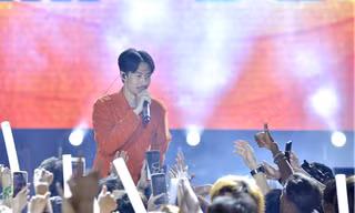 Không chỉ "quẩy" cực sung, rapper Đen Vâu còn nhờ các bạn sinh viên tư vấn chọn ngành học