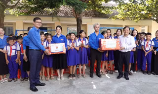 Bí thư thứ nhất Trung ương Đoàn thăm, tặng quà các đội thanh niên tình nguyện
