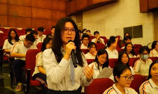 Thủ khoa xuất sắc truyền cảm hứng học tập với học sinh THPT chuyên Hà Nội - Amsterdam