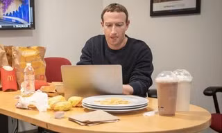 Mark Zuckerberg gây tranh cãi khi xóa logo táo khuyết trên MacBook trong ảnh mới đăng