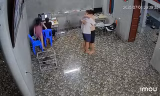 Khoảnh khắc nam sinh Hà Nội bật khóc, ôm bố sau khi xem điểm thi vào lớp 10