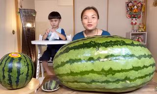 Quỳnh Trần JP - YouTuber Việt Nam đầu tiên ăn quả dưa hấu khổng lồ nặng tới 56kg