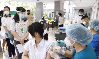 Nhiều địa phương cho học sinh trở lại trường, trong đó có teen lớp 9 ngoại thành Hà Nội