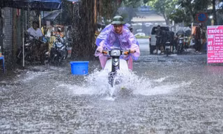 Miền Bắc mưa lớn cả ngày hôm nay nhưng nắng nóng sẽ quay trở lại vào cuối tuần