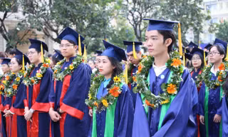 157 học sinh, sinh viên tiêu biểu của TP.HCM dâng hoa, báo công Chủ tịch Hồ Chí Minh