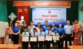 Quảng Bình: Trao Huy hiệu "Tuổi trẻ dũng cảm" cho đội viên Liên đội trường PTDT nội trú