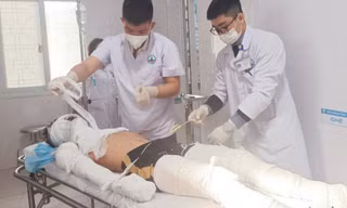 Nghệ An: Tự đốt pháo hoa khi ở nhà một mình, nam sinh lớp 11 bị bỏng giác mạc và toàn thân