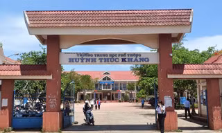 Nữ sinh lớp 10 ở Đắk Lắk đánh bạn, mang chích điện ra dọa bị xử lý kỷ luật thế nào?