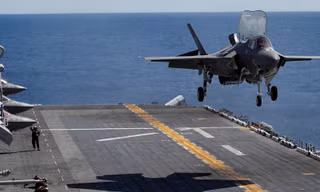 Chiến đấu cơ tàng hình Lockheed Martin F-35B chuẩn bị hạ cánh xuống tàu sân bay USS Wasp ở vùng biển ngoài khơi Okinawa