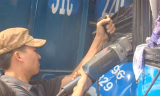 Dùng cưa máy phá xe cứu người sau tai nạn kinh hoàng