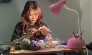Tuổi thanh xuân dài theo những cuộn len 