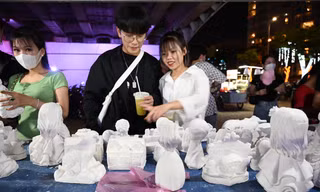 'Hot trend' tô tượng dưới chân cầu quay sông Hàn hút giới trẻ