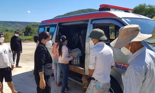 UBND huyện Đồng Xuân điều động xe ô tô đưa 13 đồng bào về quê nhà Quảng Ngãi. Ảnh: Huyền Oanh 