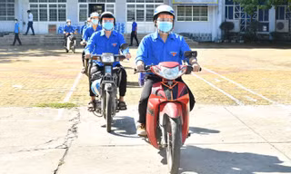 Đội hình “Shipper áo xanh” lên đường vận chuyển hàng hóa đến các điểm phong tỏa - ảnh H.O