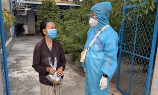 Chị Nguyễn Thị Bé Ba trao hộp cá yêu thương cho bà Nguyễn Thị Mai xã Hòa Trị (huyện Phú Hòa)- Ảnh Huyền Oanh