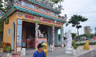 Ông Mười Ba - một chứng nhân kể về lai lịch ngôi miếu không tên linh thiêng bên bờ sông Hàn - ảnh T.Lâm