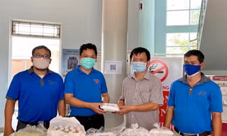 Bí thư Tỉnh Đoàn Phú Yên Phan Xuân Hạnh hỗ trợ cơm và nước uống cho y, bác sĩ Trung tâm kiểm soát bệnh tật Phú Yên - Ảnh: Huyền Oanh