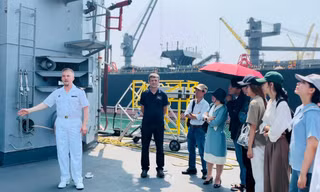 Học sinh, sinh viên tiếng Pháp tham quan tàu tuần dương Vendémiaire (Pháp) tại cảng Tiên Sa
