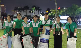 Tình nguyện viên Đà Nẵng dọn sạch rác sau đêm hội pháo hoa