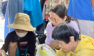 Gần Sát Tết, ghé một nơi ‘Ai cần thì lấy, ai có thì cho’