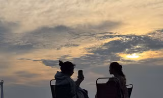 Ngắm hoàng hôn cực 'chill' dưới cây cầu ngăn chia sông biển ở Đà Nẵng