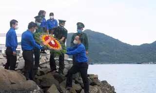 Tuổi trẻ Phú Yên thả vòng hoa tri ân các anh hùng liệt sĩ đã hy sinh tại bến tàu không số Vũng Rô - Ảnh Huyền Oanh 