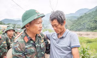 Bịn rịn những người lính chia tay Làng Nủ 