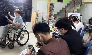 Người thầy bại liệt dạy trò đi những bước chân vững chãi 