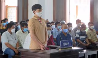 Bị cáo Dương n Định - Hạt trưởng Hạt kiểm lâm huyện Tây Hòa trước tòa - ảnh Huyền Anh 