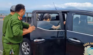 Giải cứu cụ ông 86 tuổi định nhảy cầu Thuận Phước