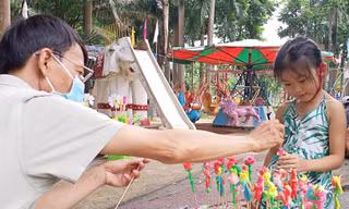Người Xuân La nặn tò he cho trẻ Đà Nẵng