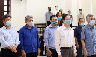 Ông Vũ Huy Hoàng và các bị cáo tại tòa. Ảnh TTXVN.